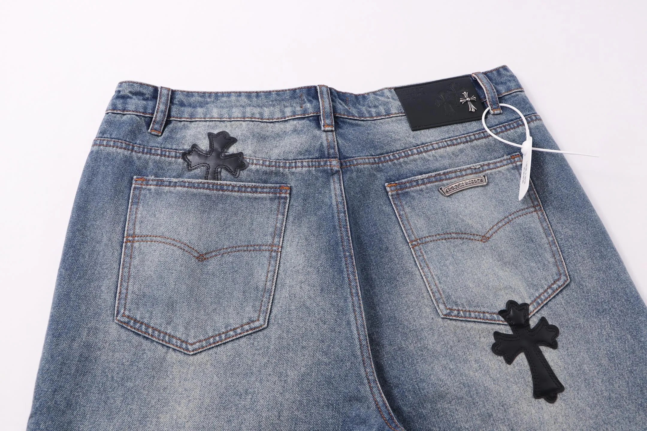 P260 Style number: H86 Croxin & 𝐂𝐡𝐫𝐨𝐦𝐞 𝐇𝐞𝐚𝐫𝐭 ss25 blue black leather oversized leather jeans. Styles with different washed textures are very friendly to people with thin legs. The slightly flared version perfectly modifies the leg shape. The timeless and moderate length makes it easy to match and match. It is the basis for various styles and is a must-have in your wardrobe! The fabric is stiff but also makes the upper body soft without losing texture. The washing process is even more perfect. It is a must-have item for everyone! ! ! Washed wheat, hang tag, pants label, three labels complete Color: blue Size: 30-32-34-36